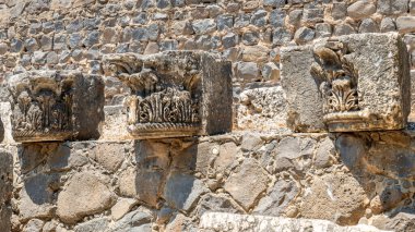 Capernaum 'da, Kfar Nahum' da, Capharnaum 'da ilginç tasarımları olan başkentler oyulmuş.