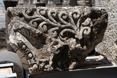 İsrail 'deki Capernaum harabelerinde oyulmuş mimari özelliğin diğer isimleri Kfar Nahum veya Capharnaum..