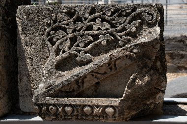 İsrail 'deki Capernaum harabelerinde oyulmuş mimari özelliğin diğer isimleri Kfar Nahum veya Capharnaum..
