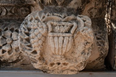 İsrail 'deki Capernaum harabelerinde bir vazonun kapağını kapatın. Diğer isimleri Kfar Nahum veya Capharnaum olsun..