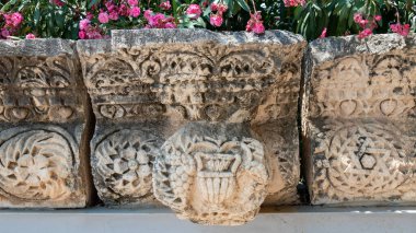 İsrail 'deki Capernaum harabelerinde bir vazonun kapağını kapatın. Diğer isimleri Kfar Nahum veya Capharnaum olsun..