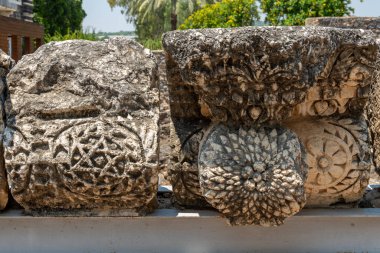 İsrail 'deki Capernaum harabelerinde oyma yapan Davut Yıldızı' nın diğer isimleri Kfar Nahum veya Capharnaum..