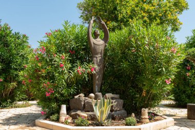 Capernaum, İsrail 18 Mayıs 2022 'de Capernaum' da Havari Peter 'ın Bronz Heykeli, İsrail' de Celile Denizi üzerinde İsa 'nın Kasabası. Capharnaum, Kfar Nahum