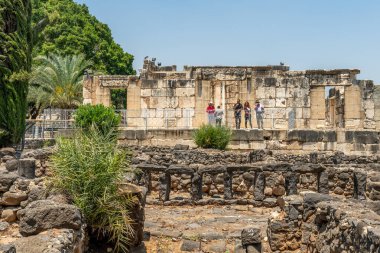 Capernaum, İsrail 18 Mayıs 2022 Turistler Capeprnaum, İsa 'nın Şehri' nin İsrail 'deki Celile Denizi manzarasının tadını çıkarıyorlar..