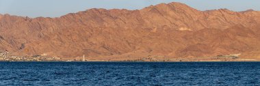 Eilat, İsrail 7 Mayıs 2022 Akabe, Ürdün ve Eilat İsrail 'den Kızıldeniz' e kadar uzanan dağlar görülüyor.