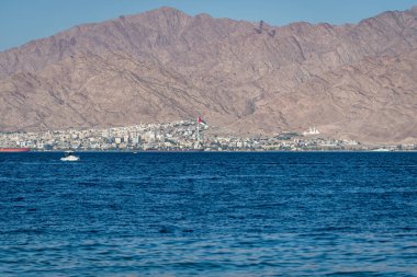 Eilat, İsrail 7 Mayıs 2022 Akabe, Ürdün ve Eilat İsrail 'den Kızıldeniz' e kadar uzanan dağlar görülüyor.