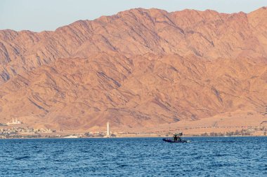 Eilat, İsrail 7 Mayıs 2022 Akabe, Ürdün ve Eilat İsrail 'den Kızıldeniz' e kadar uzanan dağlar görülüyor.