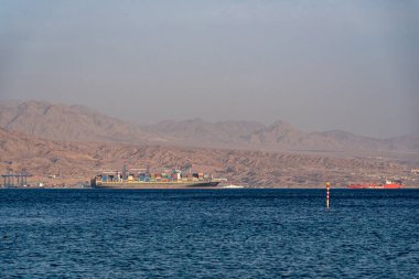 Eilat Israel, Mayıs 04, 2022 Ürdün 'ün sularındaki bir kargo gemisinin görüntüsü Eilat İsrail' den Kızıldeniz 'e