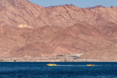 Eilat Israel, Mayıs 07, 2022 Turist tekneleri ve İsrail 'de Kızıldeniz' in tadını çıkaran insanlar.