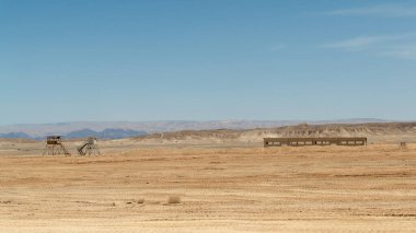 İsrail 'in güneyindeki Negev Çölü' nde gözetleme kulesi ve inşaat pratiği