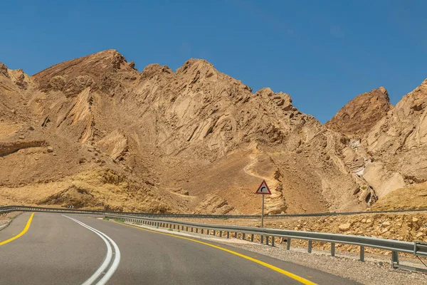 Güney İsrail 'deki güzel dağlarıyla Negev Çölü' nden geçen manzaralı otoyol.