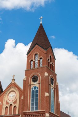 ABD 'nin Minnesota şehrinde yazın tuğla kilise kulesi.