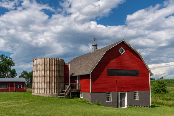 Celeiro Vermelho Com Telhado Telha Marrom Silo Velho Uma Fazenda — Fotografia de Stock