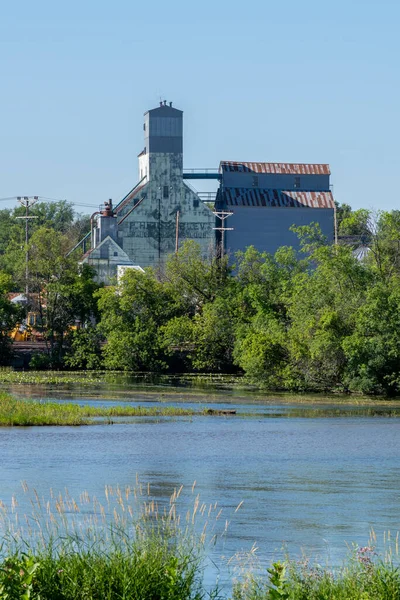 オッターテール川のミネソタ州ファーガス滝のダウンタウンにある歴史的な小麦粉工場 — ストック写真