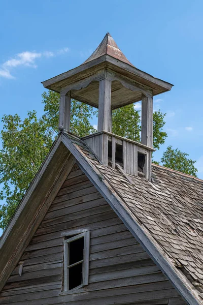 Glockenturm Eines Alten Ein Zimmer Schulhauses Einem Sommertag Der Nähe — Stockfoto