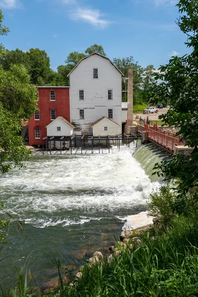ミネソタ州アンダーウッド2022年7月10日米国ミネソタ州の農村部のオッターテール川にあるフェルプス工場の歴史的小麦粉工場 — ストック写真