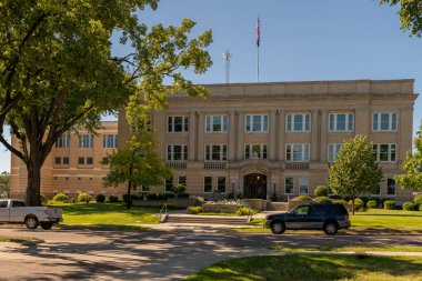 Fergus Falls, Minnesota ABD 22 Temmuz 2022 şehir merkezi Fergus Falls Adliyesi ve hapishane binaları yazın. ABD 'nin Minnesota kırsalında..