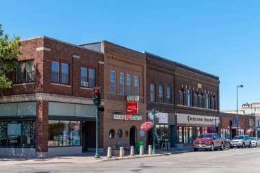 Fergus Falls, Minnesota ABD 22 Temmuz 2022 Fergus Falls, Minnesota. Bir yaz gününde ticari binalar.