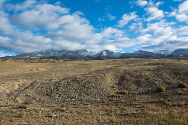 Montagne e nuvole. — Foto Stock