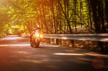 alacakaranlıkta motorcu