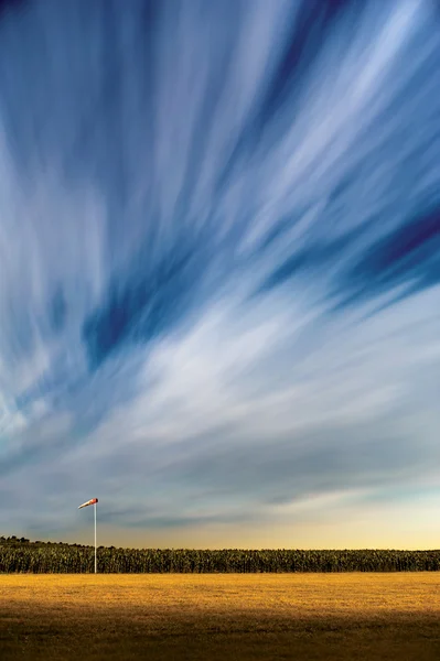 飛行場の上の雲 — ストック写真