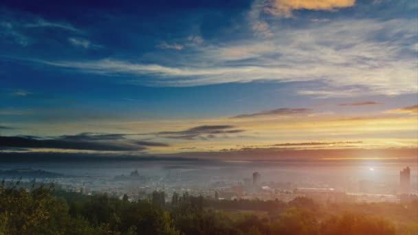 Salida del sol sobre una ciudad — Vídeos de Stock