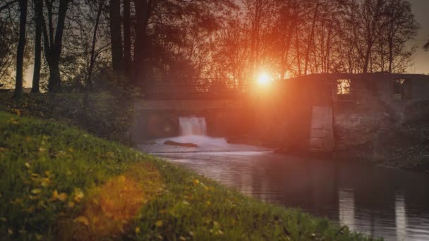 Lever de soleil Timelapse sur une rivière — Video