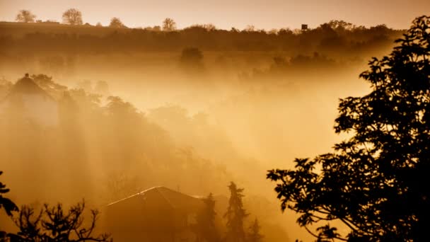 Timelapse mist over in een vallei — Stockvideo