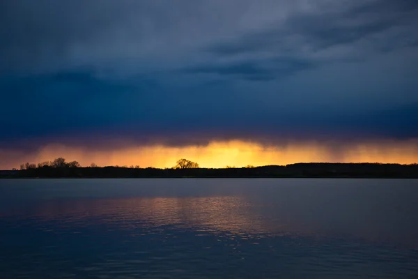 Latem jezioro wieczorem — Zdjęcie stockowe