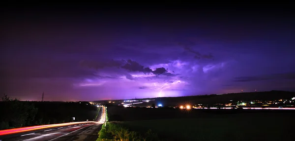 Storm boven een weg — Stockfoto
