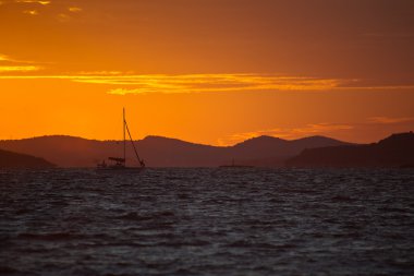 Denizin üzerinde gün batımı
