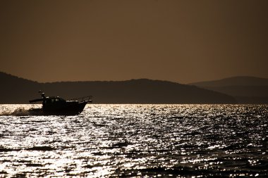 Denizin üzerinde gün batımı