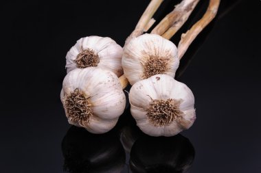 siyah yansıtıcı arka planda izole sarımsak