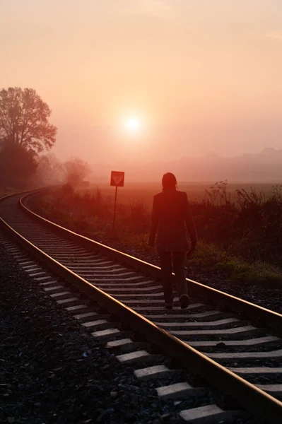 tren yolu boyunca sisli sonbahar sabahı