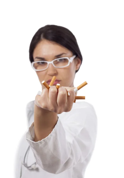 Женщина-врач, давящая сигареты — стоковое фото