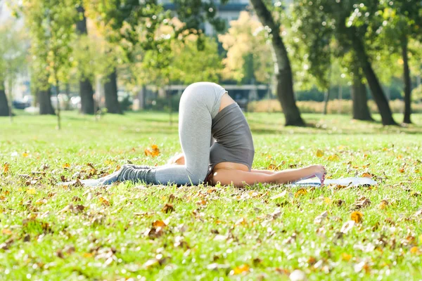 Yoga Karnapidasana — Stockfoto