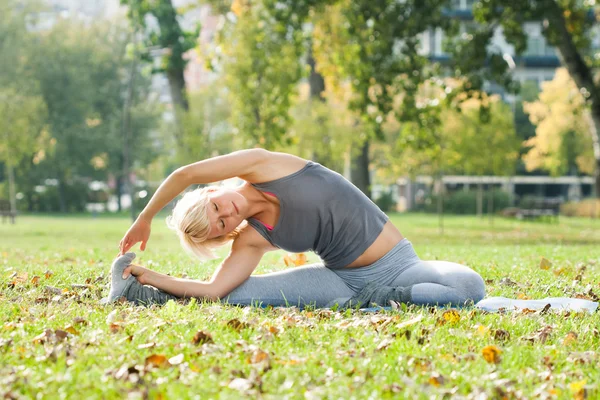 Yoga parivrtta laten sirsasana — Stockfoto