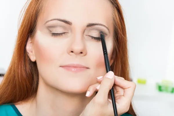 Applying eyeshadow powder — Stock Photo, Image