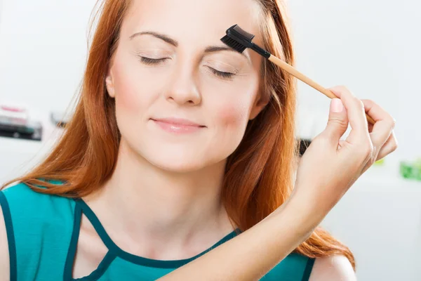 Eyebrow grooming — Stock Photo, Image