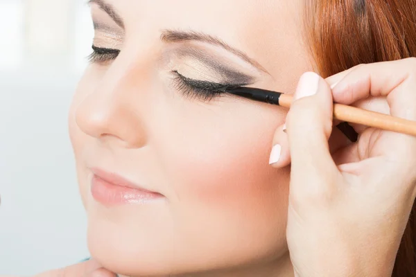 Tillämpa eyeliner — Stockfoto