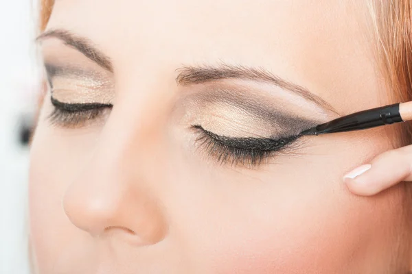 Eyeliner auftragen — Stockfoto