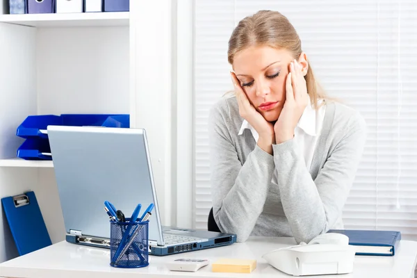 Mujer de negocios aburrida — Foto de Stock