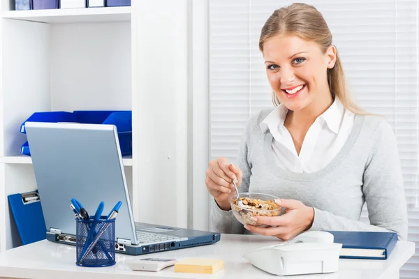 Sağlıklı kahvaltı.