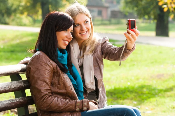 Girls taking a photo — Stock Photo, Image