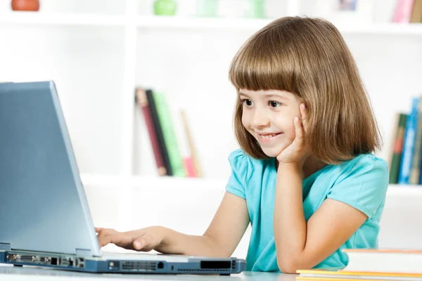 Lille pige ved hjælp af laptop - Stock-foto