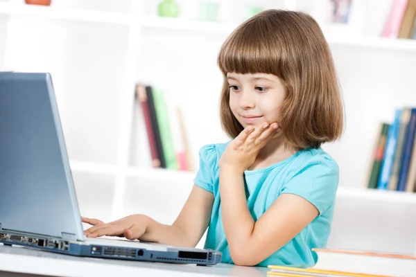 Dizüstü bilgisayar kullanan küçük kız — Stok fotoğraf