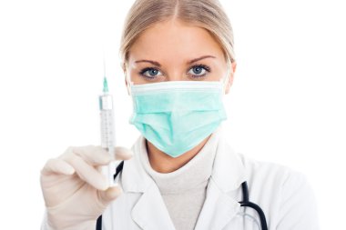 Doktor koruyucu maske ve şırınga ile
