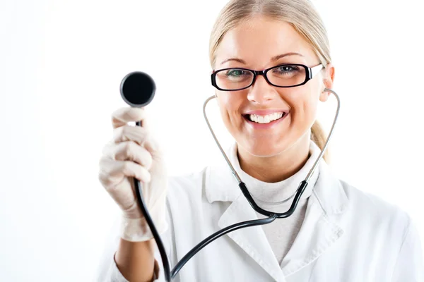 Vrouwelijke arts met stethoscoop — Stockfoto