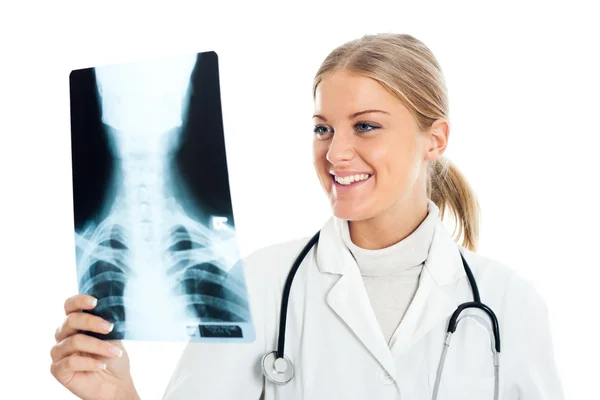 Doktor röntgen görüntüsüne bakıyor. — Stok fotoğraf