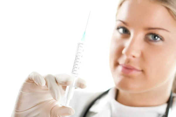 Médico sosteniendo una jeringa en su mano — Foto de Stock